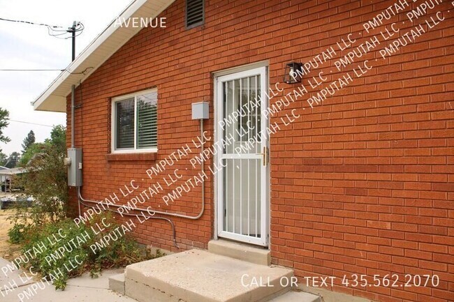 Building Photo - 4042 Porter Ave