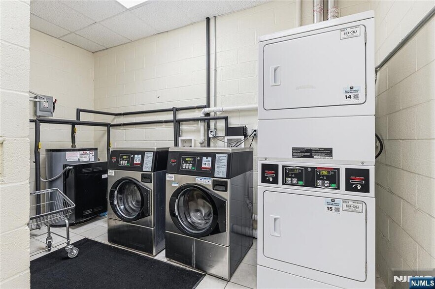 Building Photo - 905 River Rd