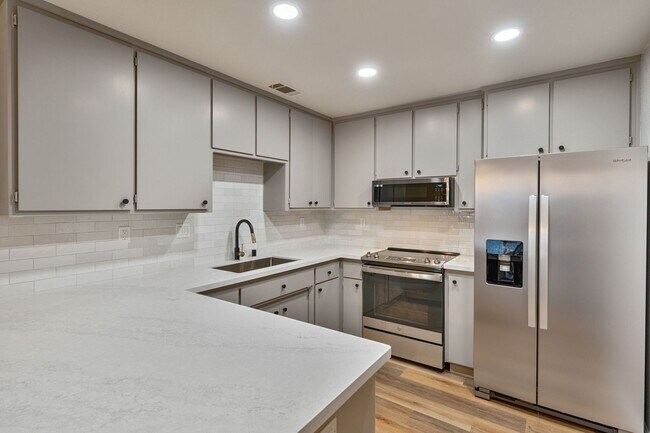 Building Photo - Updated 2 Bed, 2 Bath Duplex with Private Fenced Yard in Rescue!