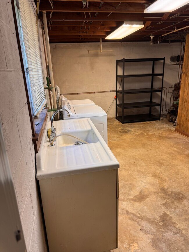 Building Photo - 104 Tanzalon Dr
