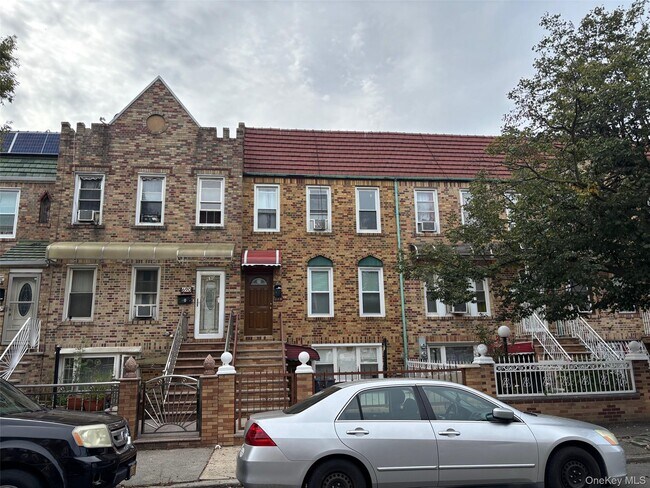 Building Photo - 688 E 43rd St