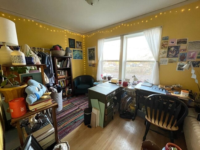 Building Photo - AVAILABLE JUNE - Spacious 6 Bed 1.5 Bath Home near Campus