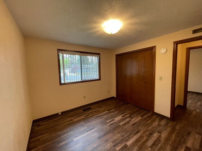 Building Photo - Desirable East Medford Single Story
