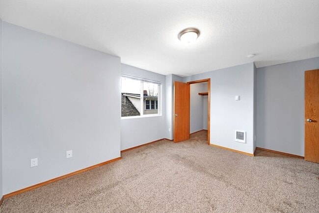 Building Photo - Beautiful 2 bedroom townhouse. Available February!