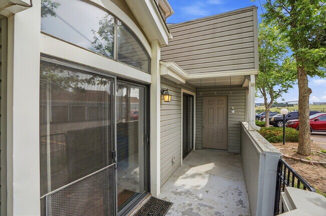 Building Photo - $1,695.95 - 2 Bed, 2 Bath Condo in Aurora with Central AC, and In Unit Laundry!