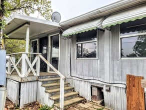 Building Photo - Manufactured home close to FLW