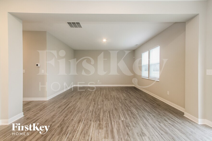 Building Photo - 2416 S Carlota Dr