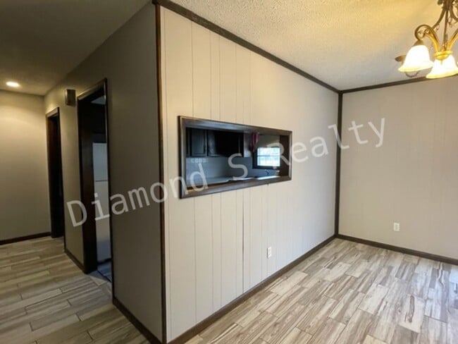 Building Photo - Charming 3 Bedroom Home Available Early July!