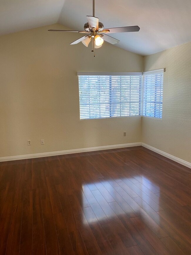Building Photo - 3 Bed 2.5 House w/ 2 Car Garage in Prime Eastlake Location