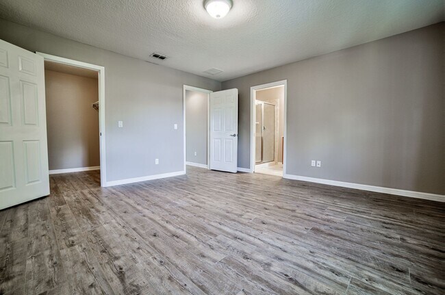 Building Photo - Beautiful 3/3 w/ 2 Car Garage in Gated Vil...