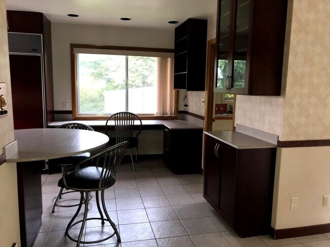 Building Photo - SW PDX Spacious Mid-Century Home Located i...