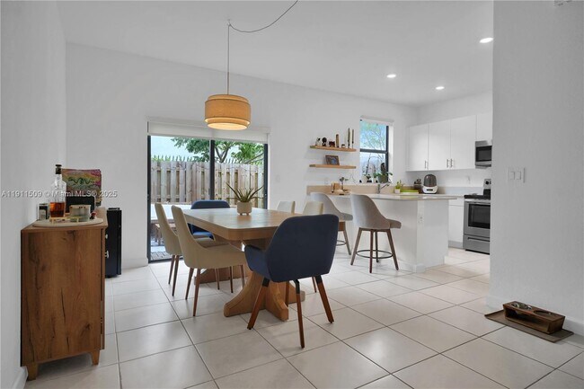 Building Photo - 909 NE 211th St