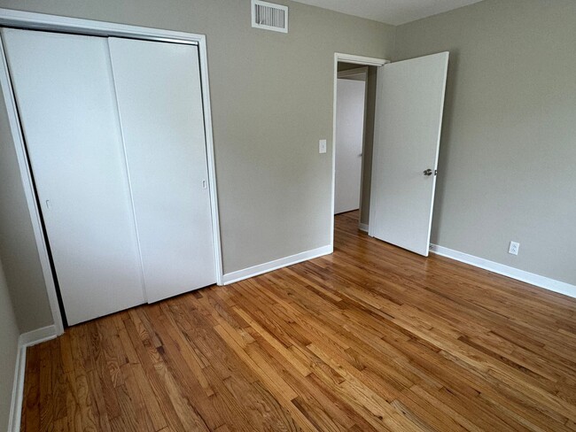 Building Photo - Stunning 3-Bedroom