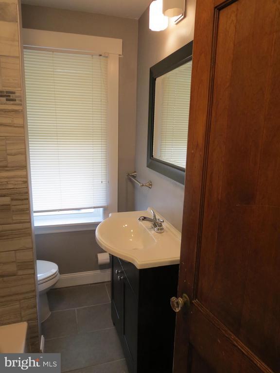 Building Photo - 240 Pensdale St