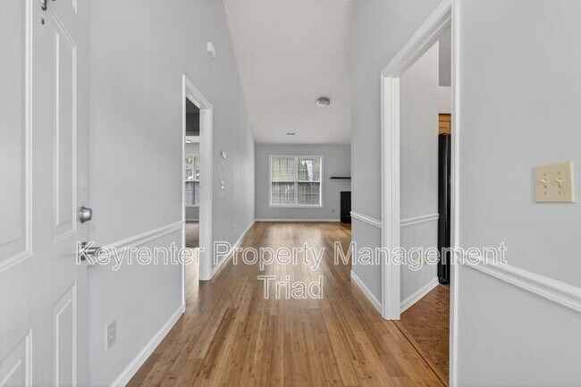 Building Photo - 10 Manor Ridge Ct