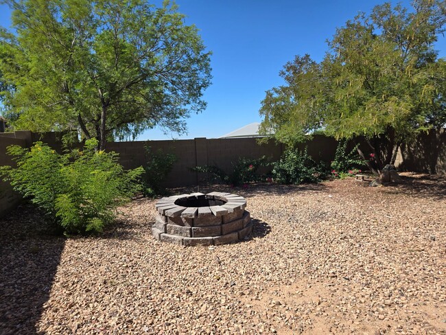 Building Photo - Spacious 4 bed, 3 full bath home in New Ri...
