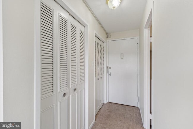 Building Photo - 10201 Grosvenor Pl