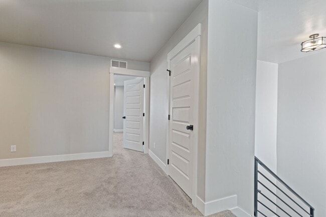 Building Photo - AMMON 3 BED 2 BATH TOWNHOME WITH 2 STALL G...