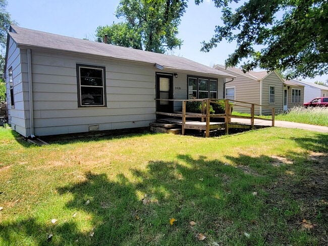 Building Photo - 5935 Bellaire St