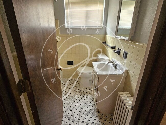 Building Photo - "Charming 2 Bedroom Rental with Hardwood F...