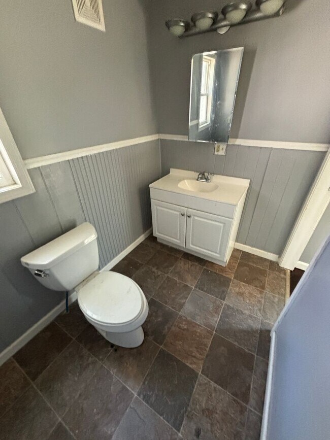 Building Photo - Large 4 Bedroom 1.5 Bathroom HOUSE SPECIAL