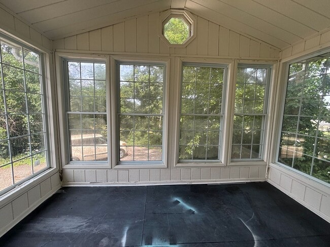 Building Photo - New Year, New Home, $500 Off!Spacious rooms, updated mechanicals, and convenient Canonsburg living