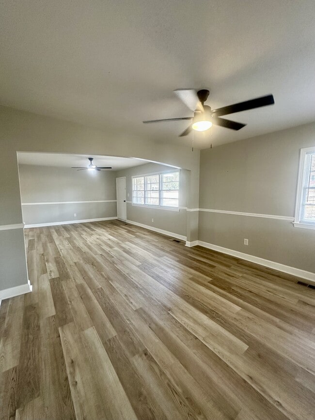 Building Photo - 2100 Park Ln