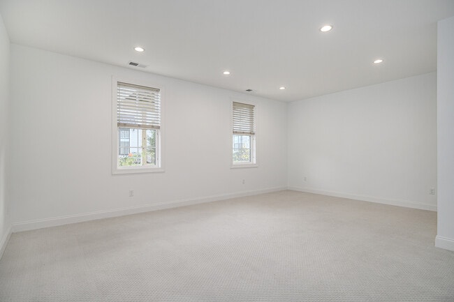 Building Photo - 8 Brentwood Cir