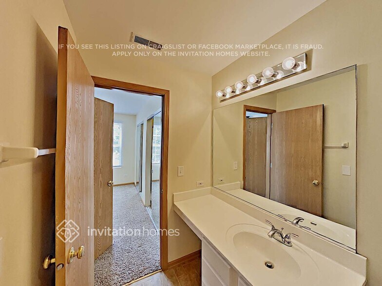 Building Photo - 2411 Oak Tree Ln