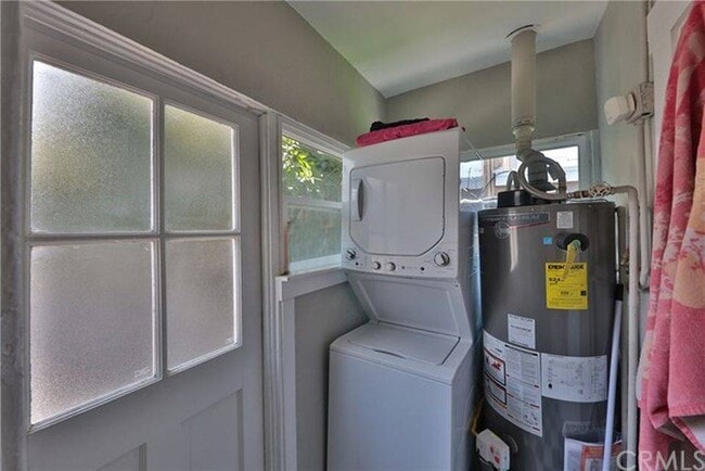 Laundry room to back - 1530 E 5th St
