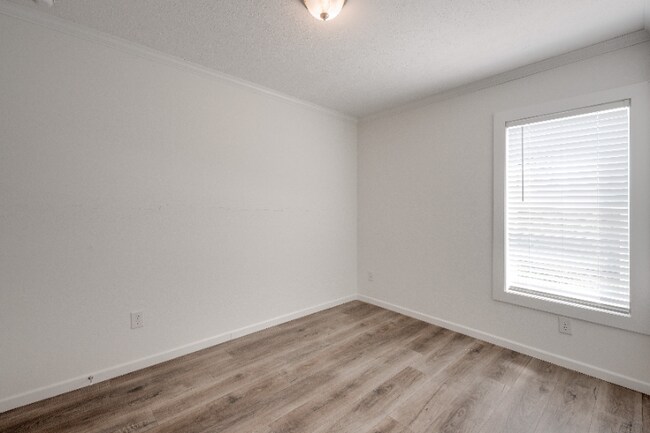 Building Photo - 672 Ridge Rd