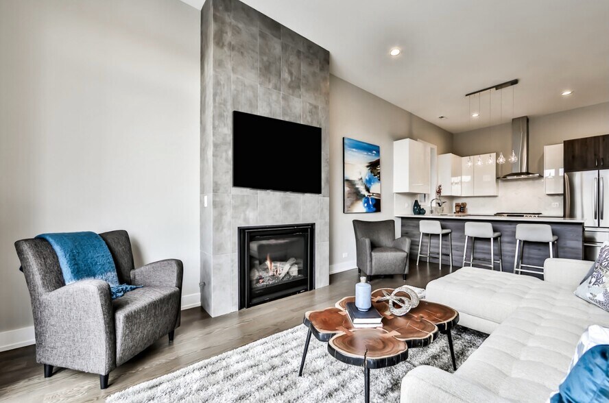 Building Photo - 815 N Paulina St