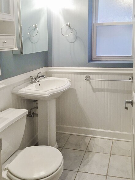 Building Photo - 657 W Roscoe St