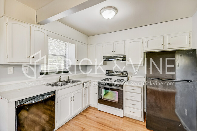 Building Photo - 851 25th Ave NE