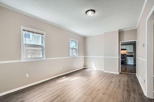 Building Photo - 707 Jenks Ave E