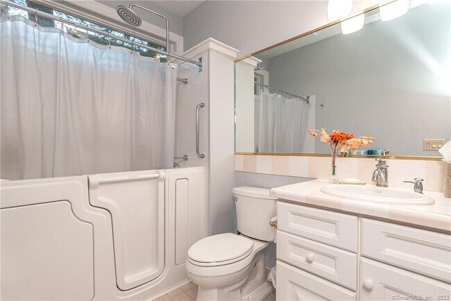 Building Photo - 246 N Shore Rd