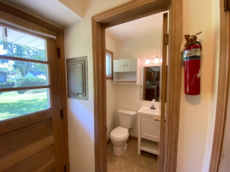 1/2 bath - 1003 E McHenry St
