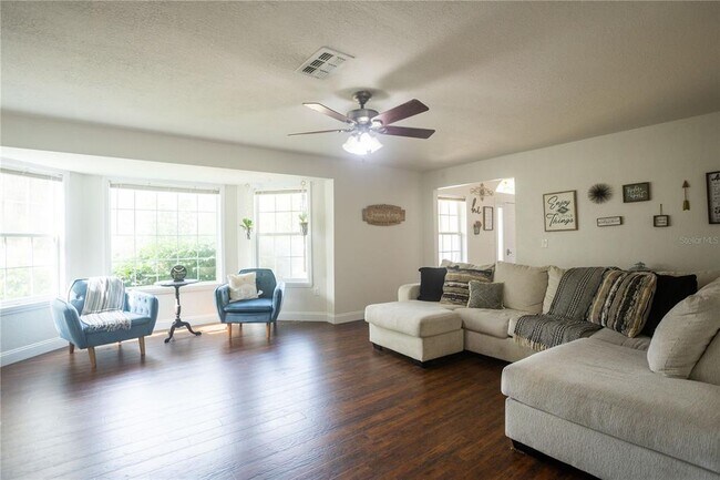 Building Photo - 1159 SW Valencia Heights Ave