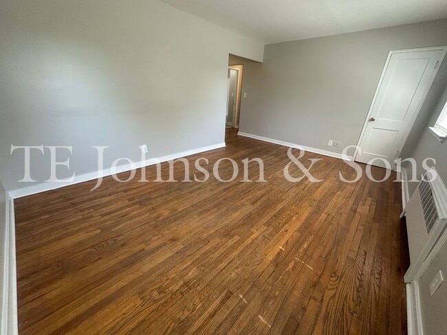 Building Photo - Spacious 2 Bedroom Condo
