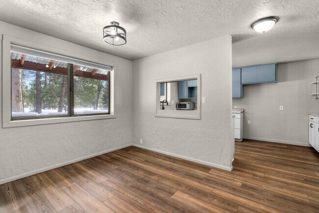 Building Photo - Quiet 3 Bedroom 2 Bathroom House