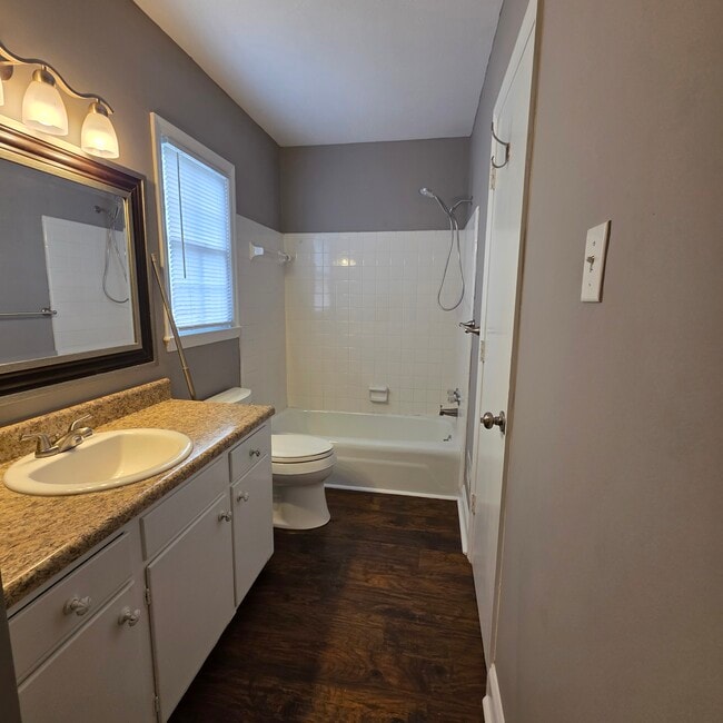 Building Photo - 825 Community Ave