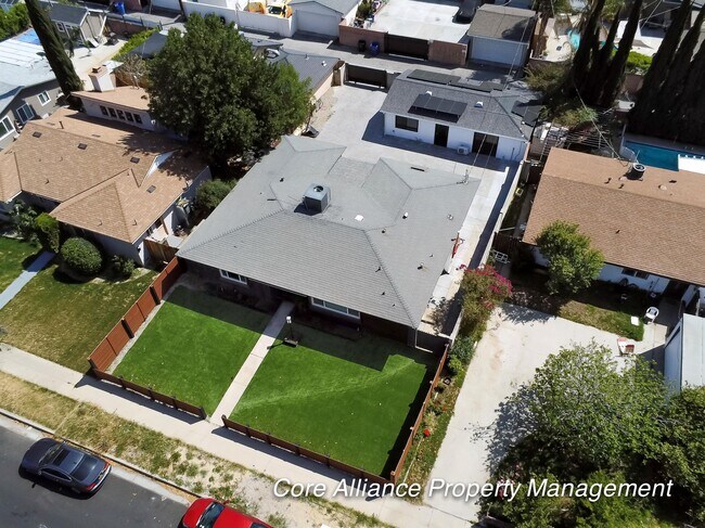 Building Photo - 20422 Schoenborn St