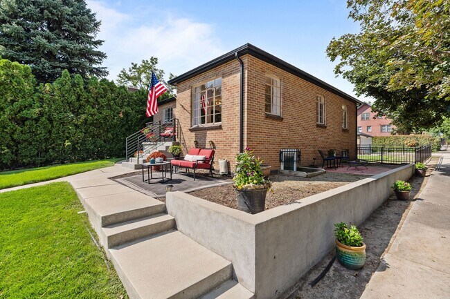 Building Photo - Stunning 4 Bed 2 Bath Home across the Stre...