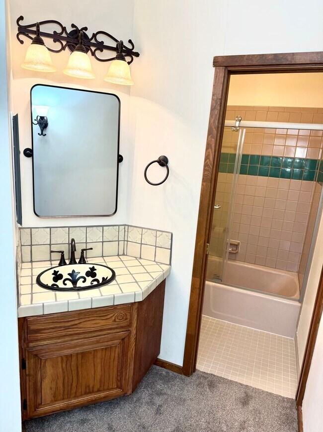 Building Photo - Cozy One-Bedroom in the Heart of Downtown ...