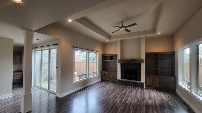 Building Photo - 3 Bed 2.5 bath plus bonus-Fenced-corner lo...