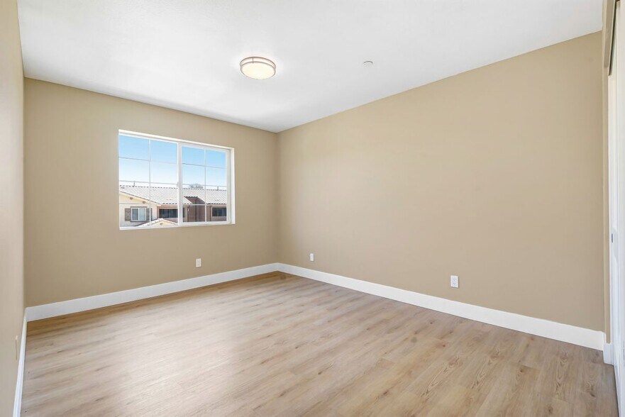 Building Photo - 16385 Valencia Ave