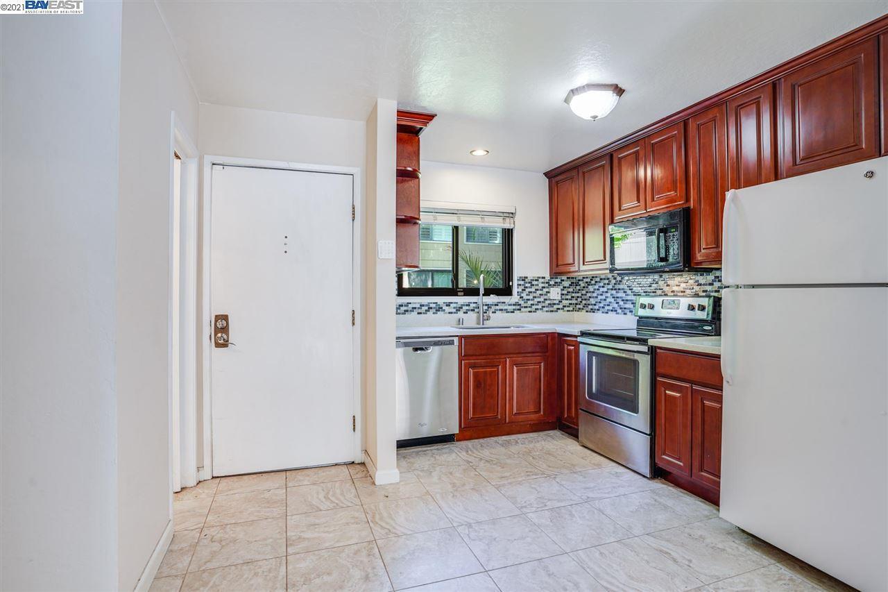 Kitchen - 9005 Alcosta Blvd