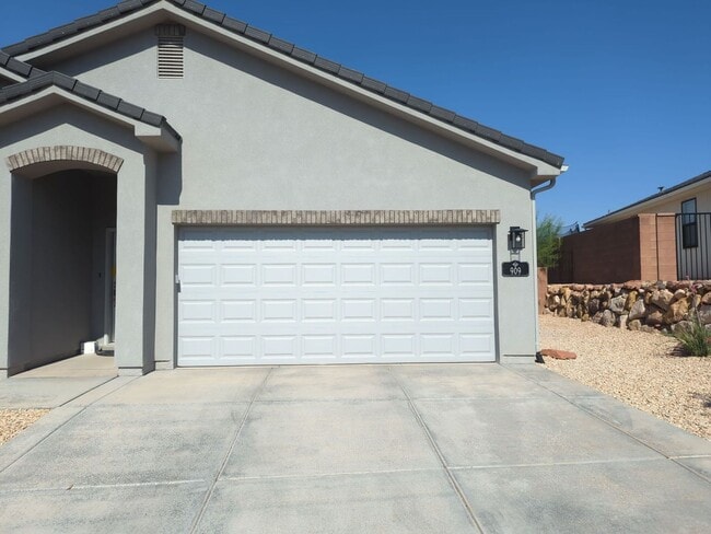 Building Photo - Modern 3 Bedroom Home with Spacious Layout!