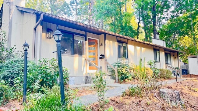 Building Photo - Stylish 2-Bed Carrboro Home with Private Patio