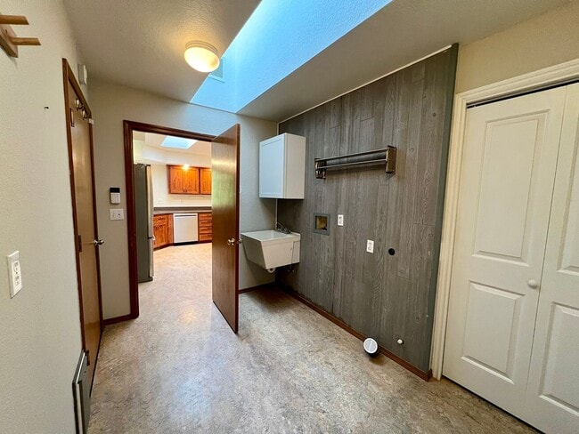 Building Photo - Private 5 Acres